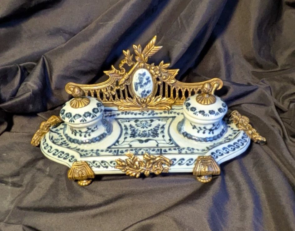 Encrier en Porcelaine décor bleu blanc et bronze doré, Wong Lee WL 1895